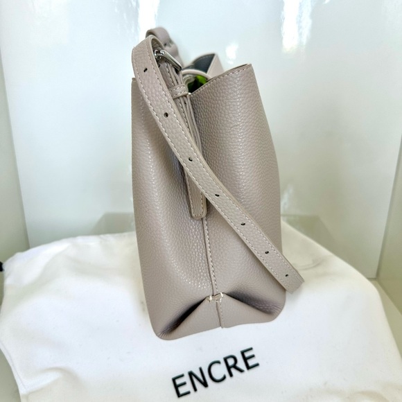 Encre Women's Sophisticated Champagne Shoulder Bag - Picture 4 of 13